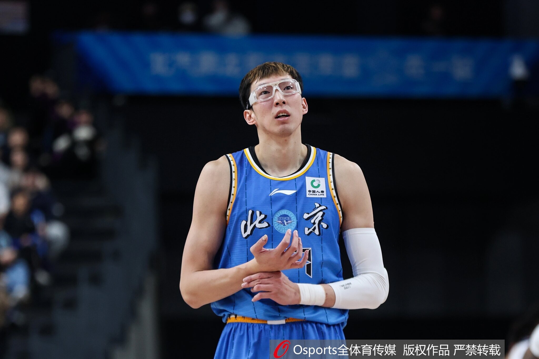 杨鸣：周琦今天防守沉退被奎因一直针对 现代篮球不能有明显短板